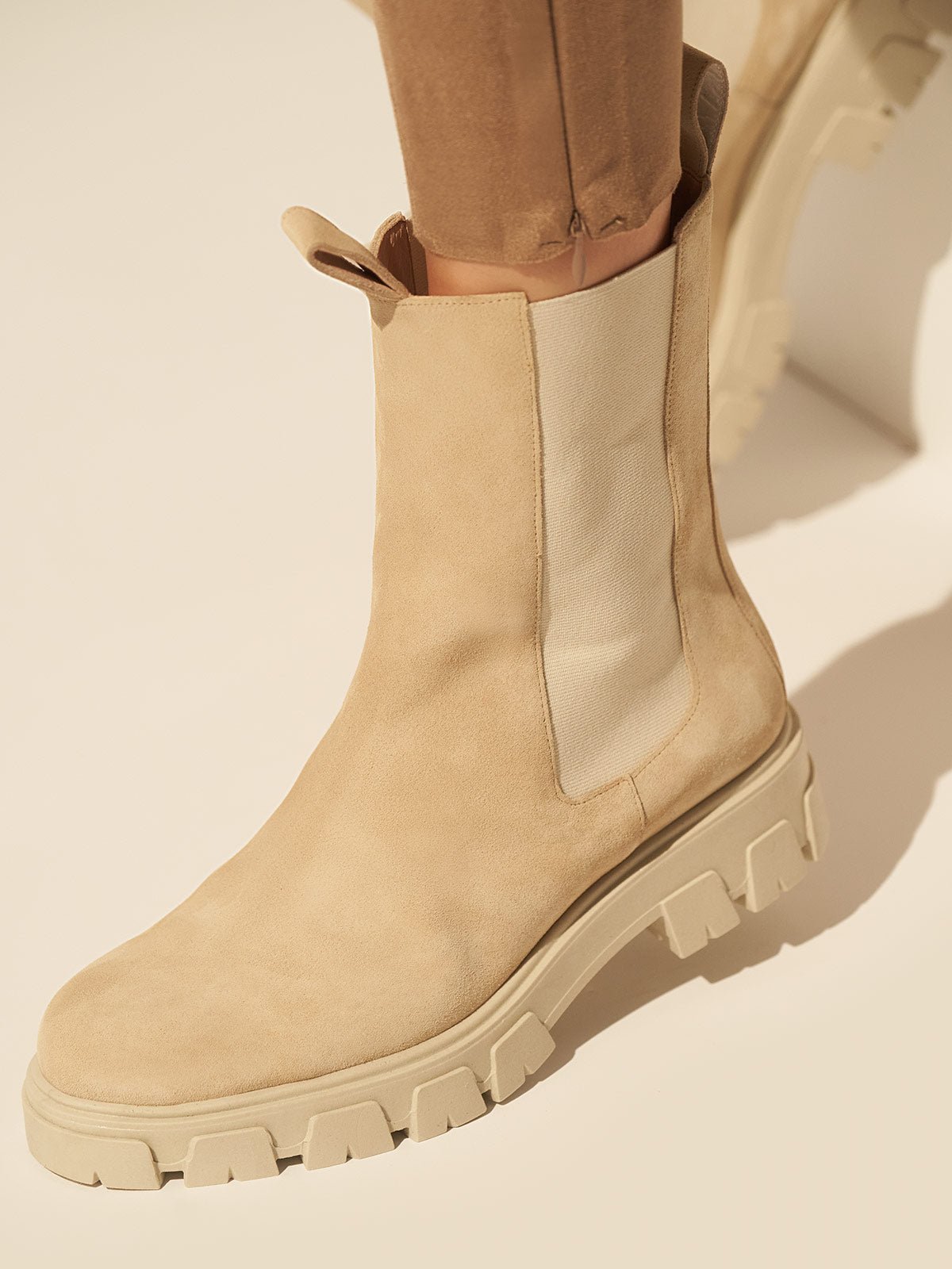 Flat chelsea leather boots in beige suede