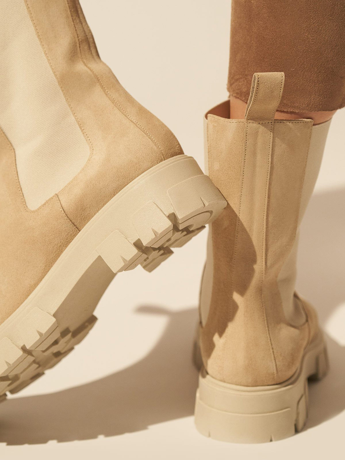 Flat chelsea leather boots in beige suede