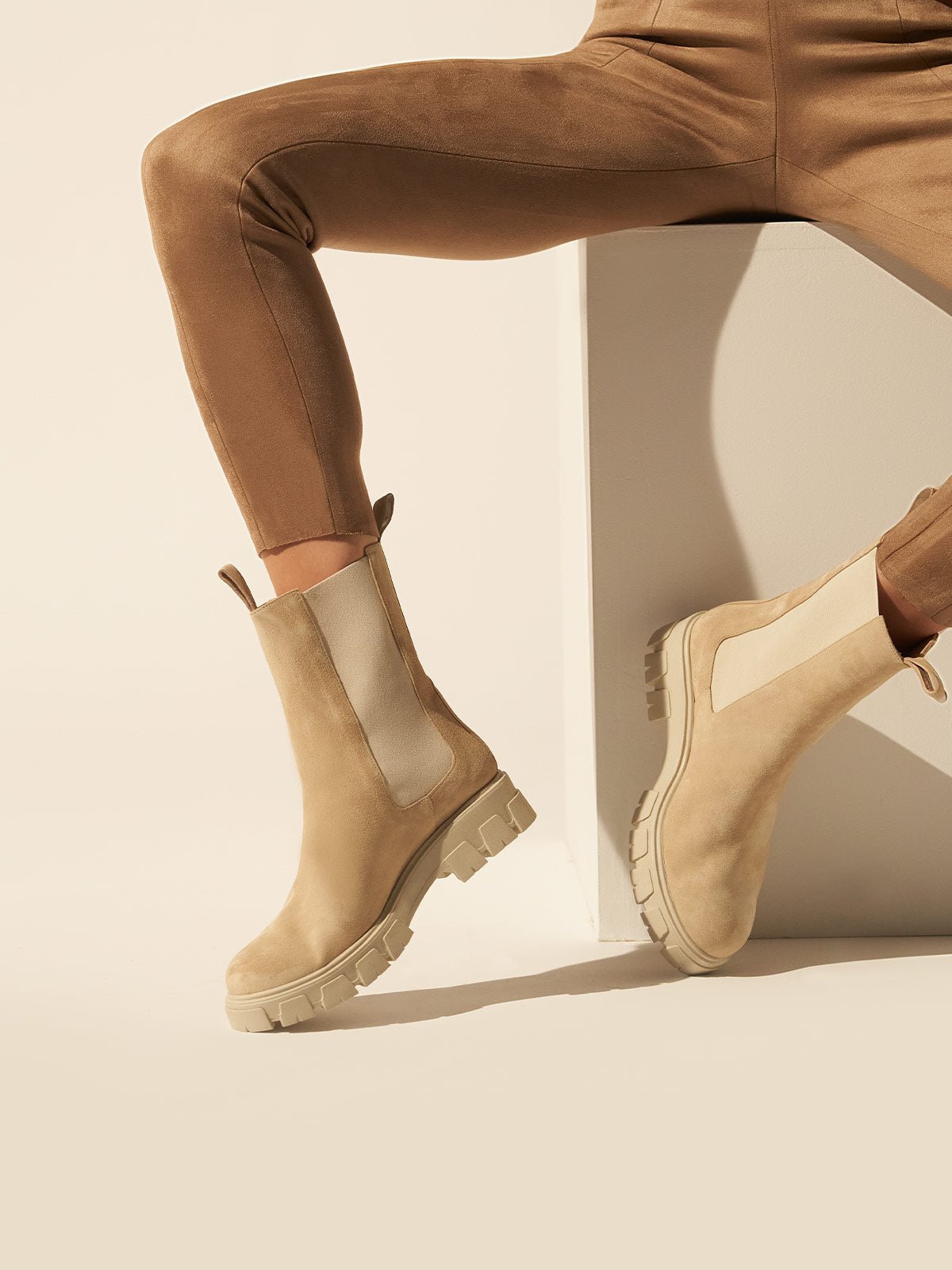 Flat chelsea leather boots in beige suede