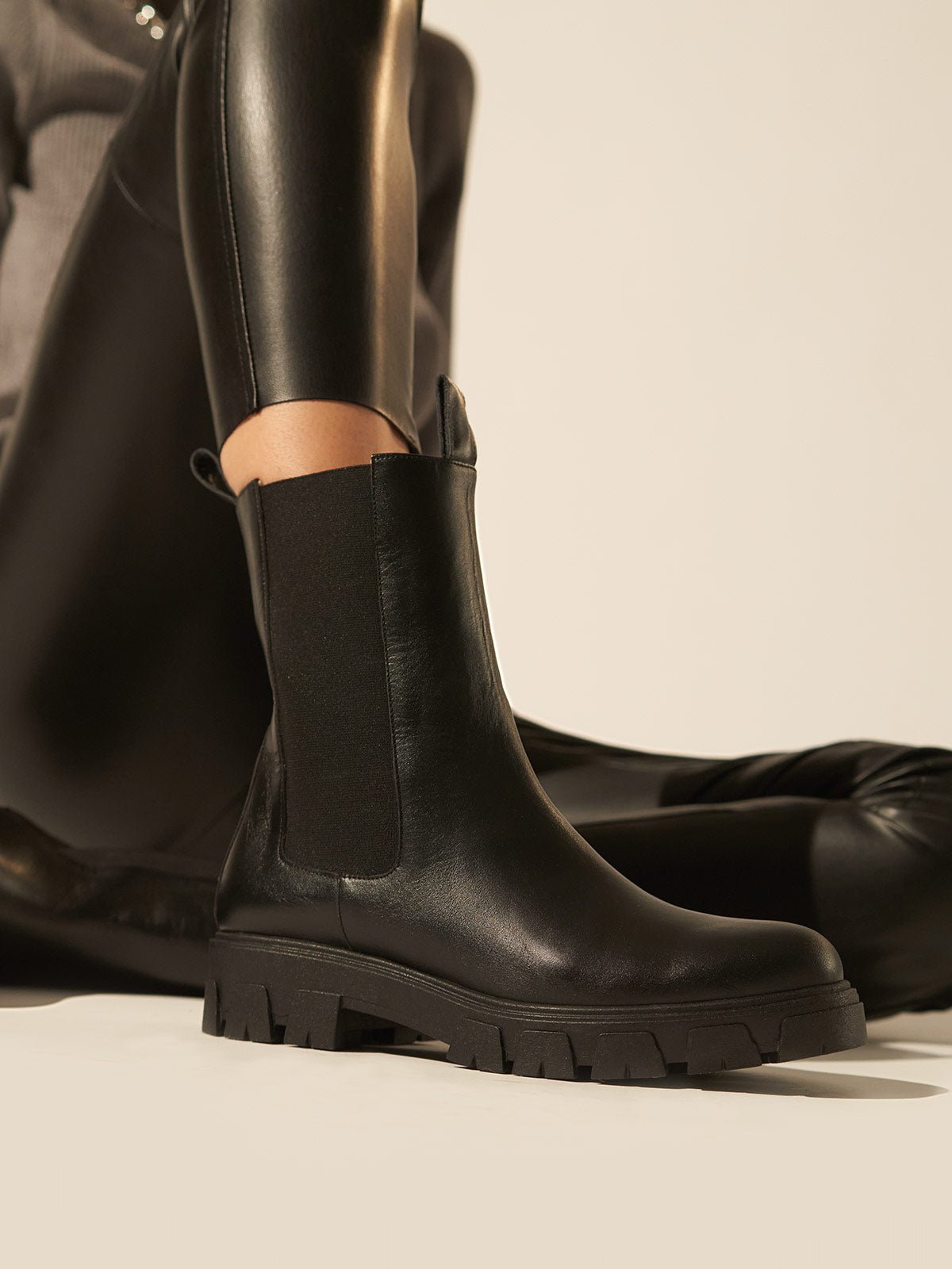 Flat chelsea leather boots in black