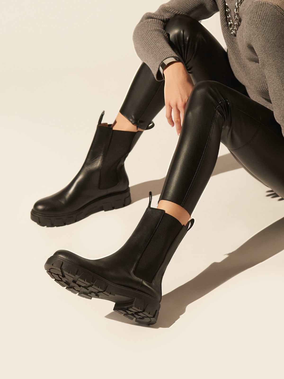 Flat chelsea leather boots in black