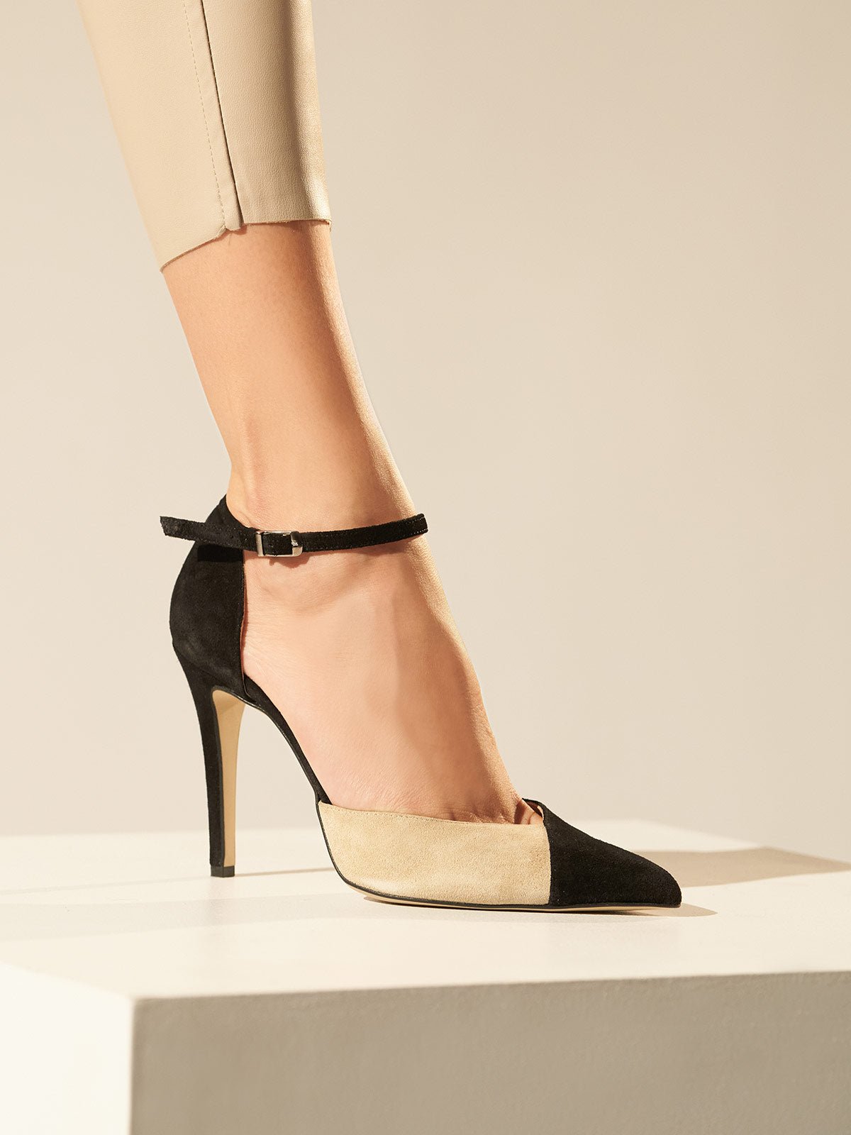 Heeled leather pumps in black & beige suede