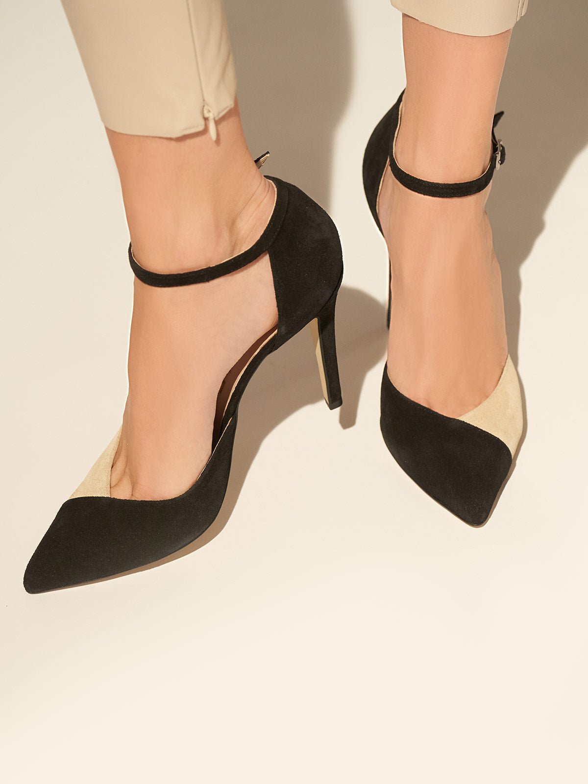 Heeled leather pumps in black & beige suede
