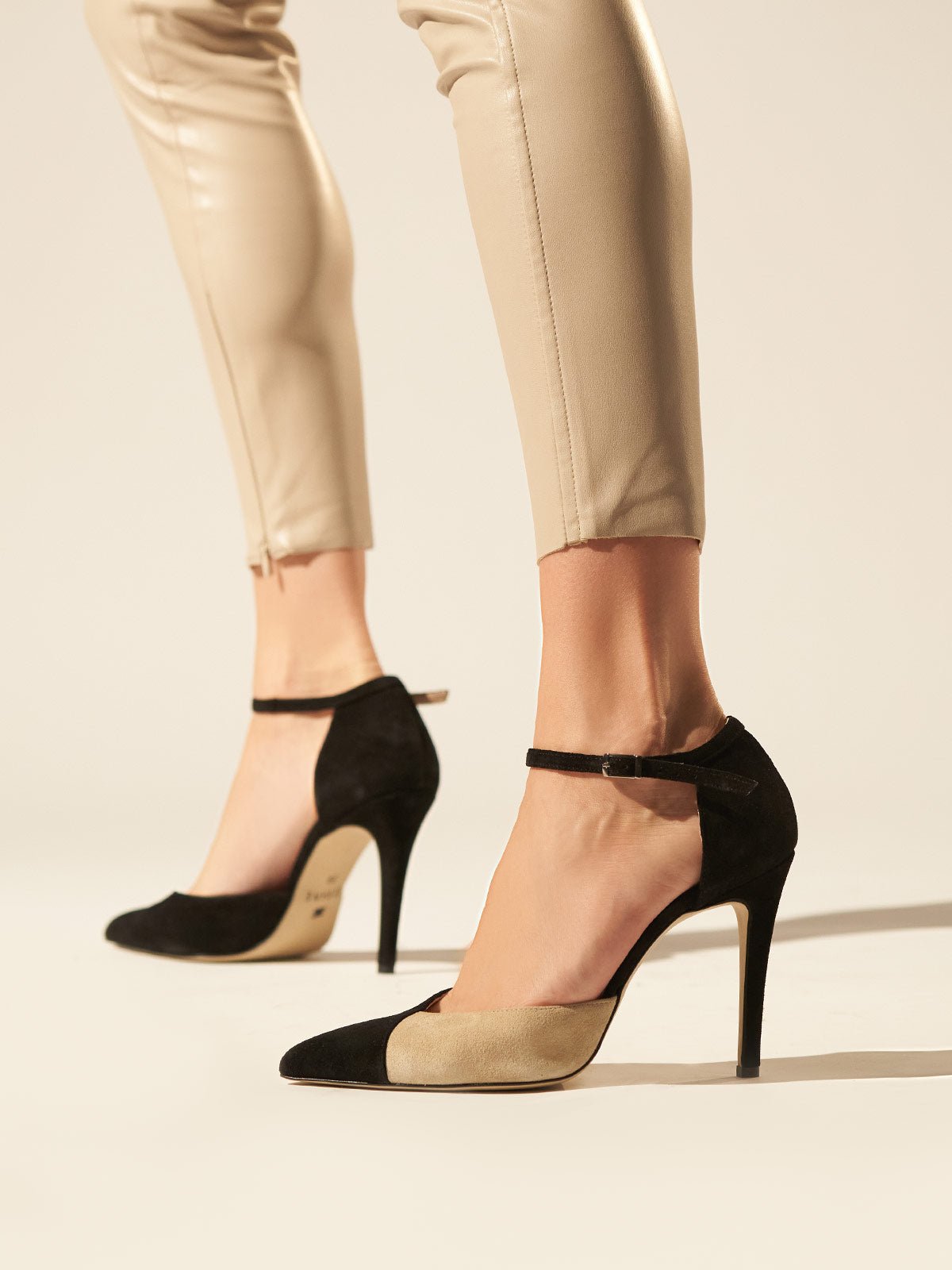 Heeled leather pumps in black & beige suede