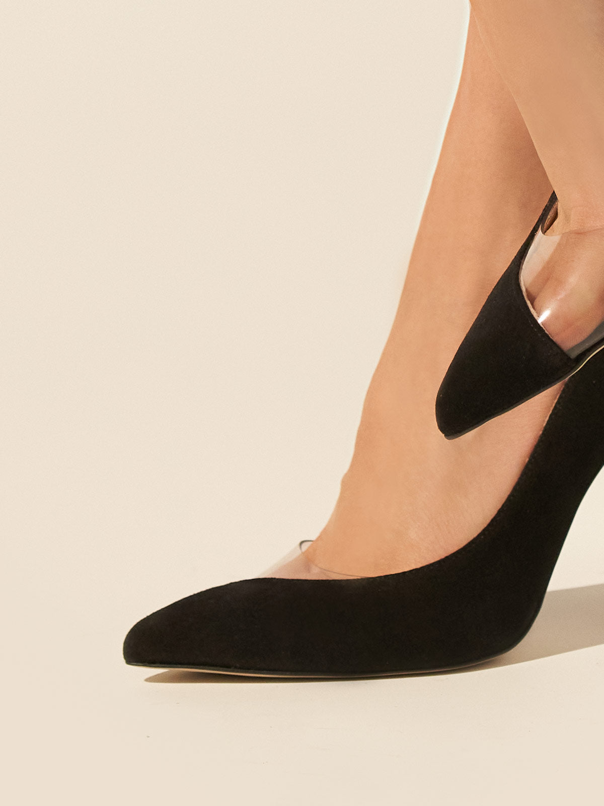 Heeled leather pumps in black suede