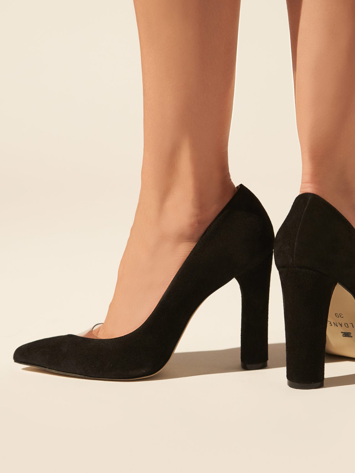 Heeled leather pumps in black suede