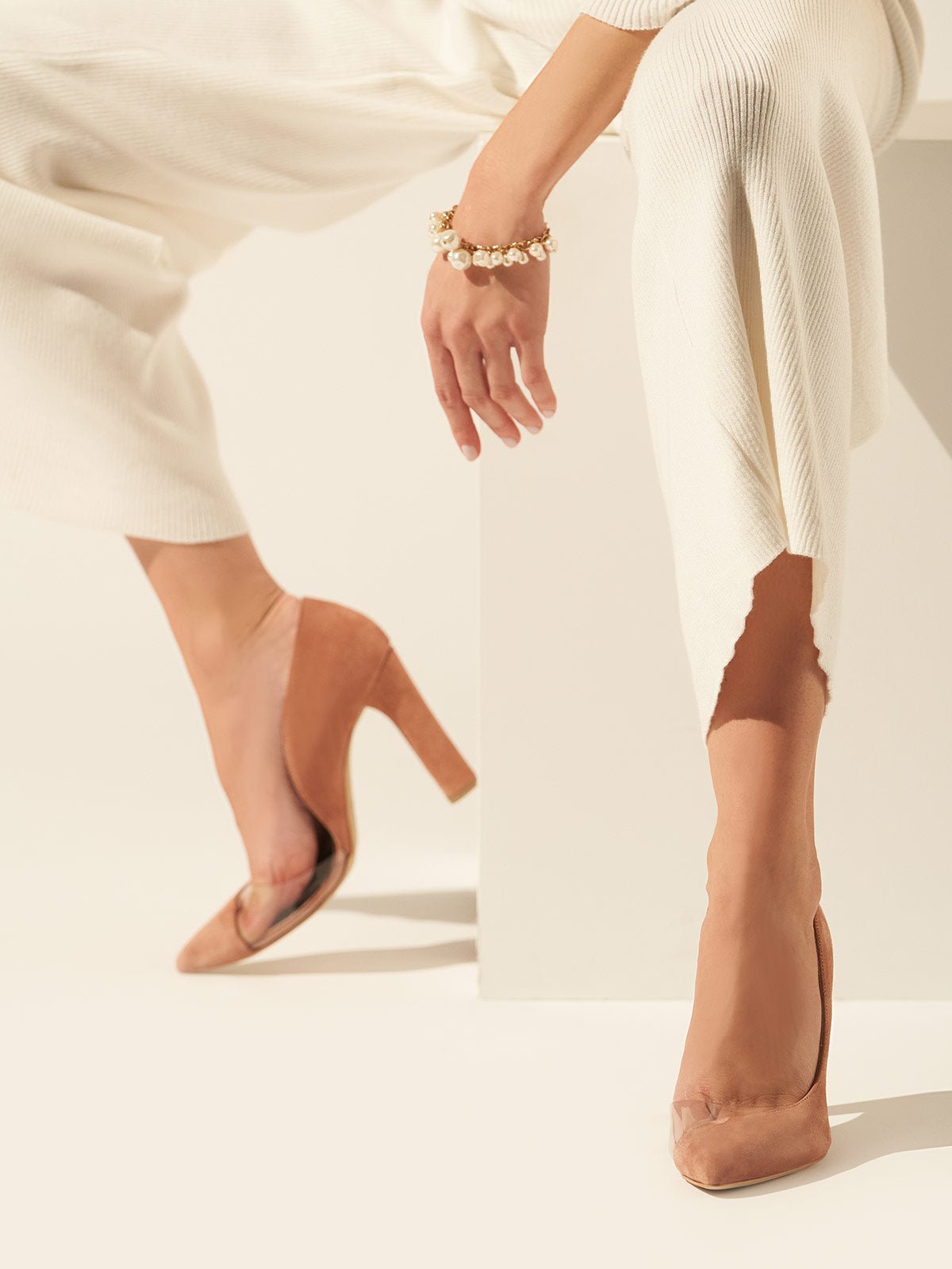 Heeled leather pumps in dusty pink suede